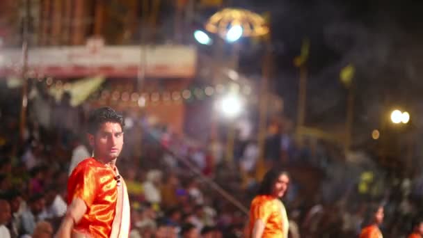 Ceremonia de oración nocturna, río Ganges — Vídeo de stock