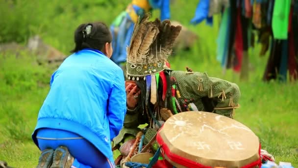 Gente en la ceremonia del chamán — Vídeo de stock