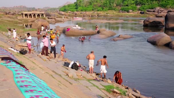 Folk badar i floden — Stockvideo
