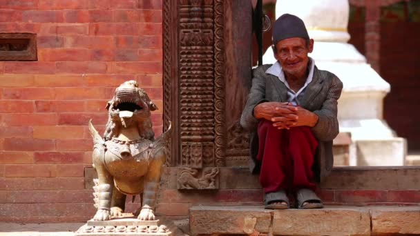 Hombre nepalí con ropa tradicional — Vídeo de stock
