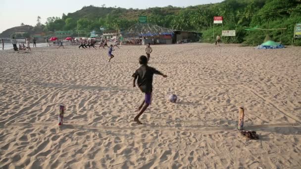 Meninos jogando futebol de praia — Vídeo de Stock