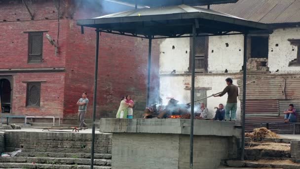 Feuerbestattung im Tempel von Pashupatinath — Stockvideo