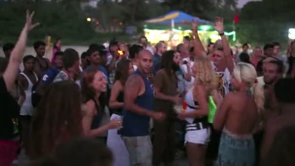 Gente bailando en la playa — Vídeos de Stock