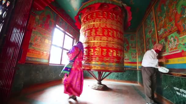 Nepalese mensen aanbidden — Stockvideo