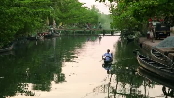 Alltägliche Szene in Kerala Backwaters — Stockvideo