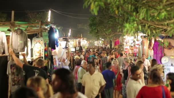 Turistas en el tradicional mercado callejero — Vídeo de stock