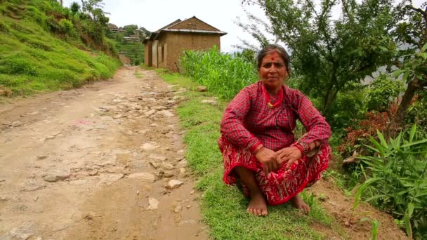 Aldeano nepalí en su aldea — Vídeo de stock