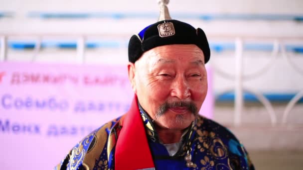 Mongolian man with traditional clothes — Stock Video