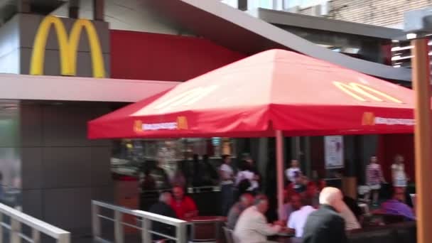 Primer restaurante McDonald 's — Vídeos de Stock