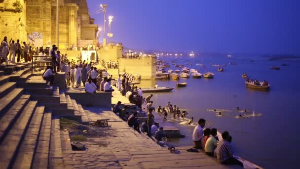 Escena nocturna en Varanasi — Vídeo de stock