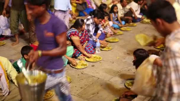 People eating free food at street — Stock Video