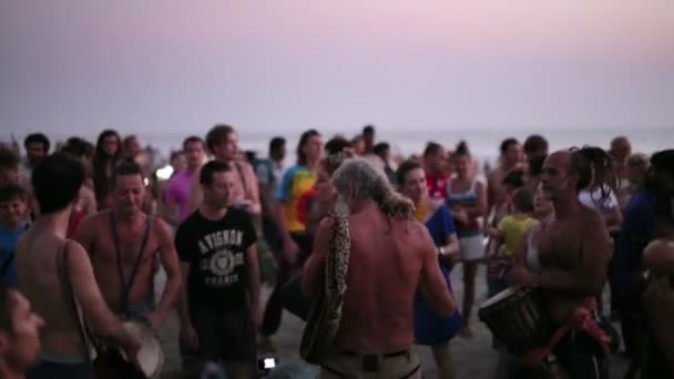 Gente bailando en la playa — Vídeos de Stock