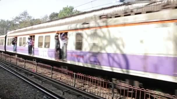 Pessoas que viajam num comboio sobrelotado — Vídeo de Stock