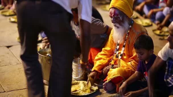 People eating free food at street — Stock Video