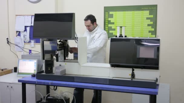 Przygotowanie sprzętu laboratoryjnego — Wideo stockowe