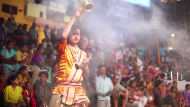 Cerimônia de oração noturna, rio Ganges — Vídeo de Stock