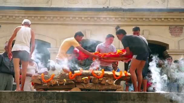 Pashupatinath Tapınağı'nda ölü yakma — Stok video