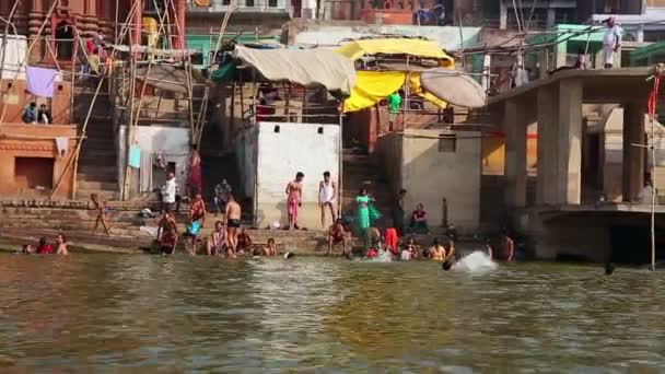 Escena cotidiana por el río Ganges — Vídeo de stock