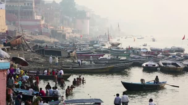 Každodenní scény podle řeky Gangy — Stock video