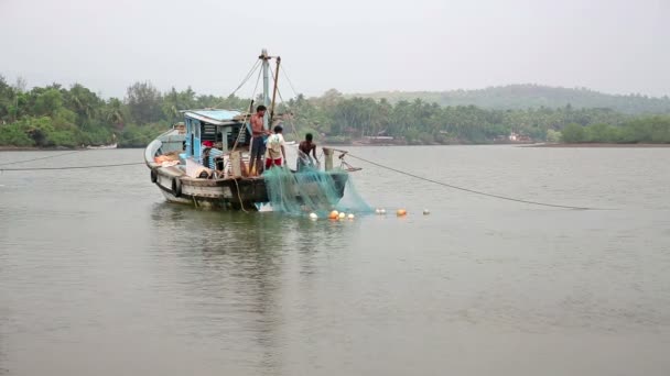 Załoga odlewania sieci rybackich — Wideo stockowe