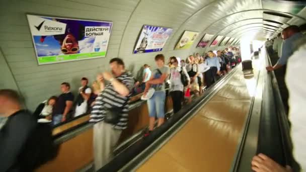 Vida cotidiana Moscú metro pasajeros — Vídeos de Stock