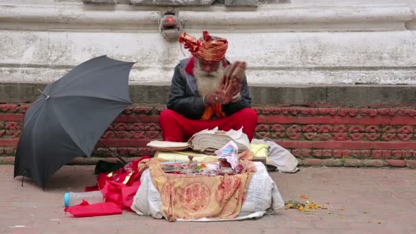 Starszy człowiek, śpiewanie przy ulicy — Wideo stockowe