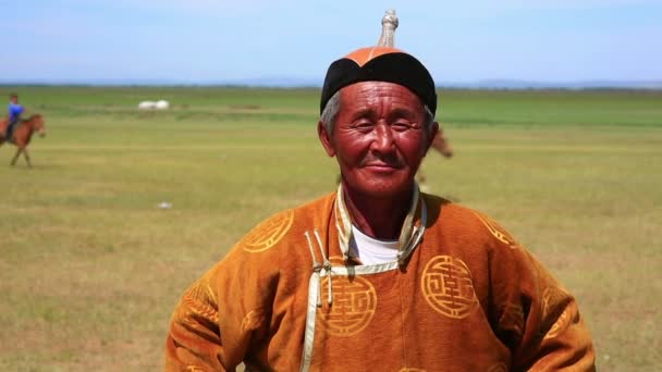 Mongoolse man met traditionele kleding — Stockvideo