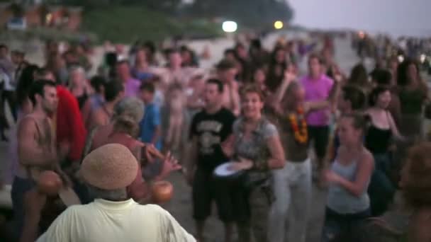 Orang-orang menari di pantai — Stok Video