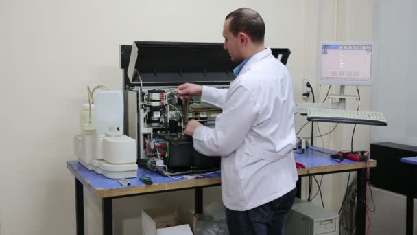 Подготовка лабораторного оборудования — стоковое видео