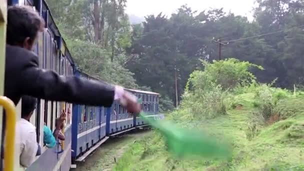 Flaggor signalering historiska ångdrivna tåg — Stockvideo