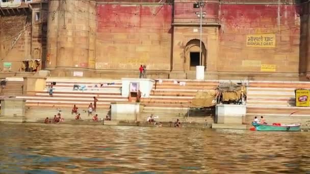 Escena cotidiana por el río Ganges — Vídeos de Stock