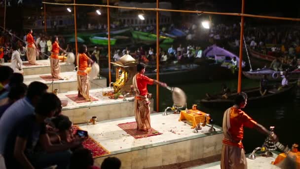 Night praying ceremony, Ganges river — Stock Video