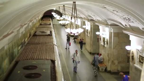 Vida cotidiana Moscú metro pasajeros — Vídeo de stock