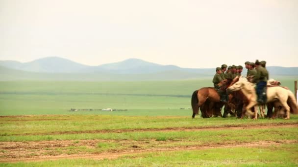 Mongoolse cavalerie op naadam festival — Stockvideo