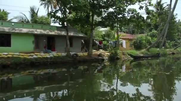 Vardagliga scen i kerala backwaters — Stockvideo