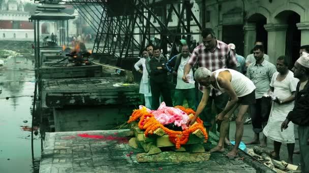 Feuerbestattung im Tempel von Pashupatinath — Stockvideo