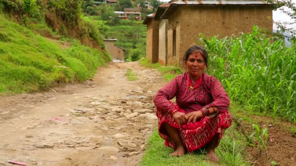 Nepalí vilager en su vilage — Vídeo de stock