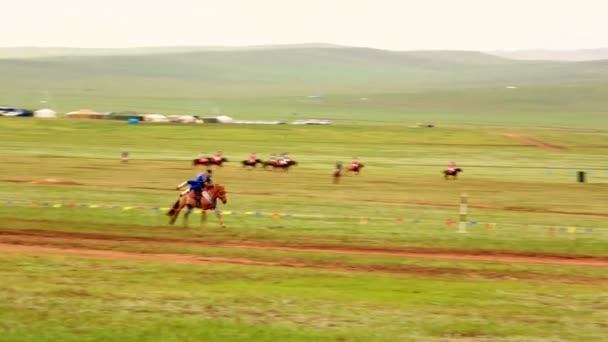 Mongolská jízda na festivalu Nádam — Stock video