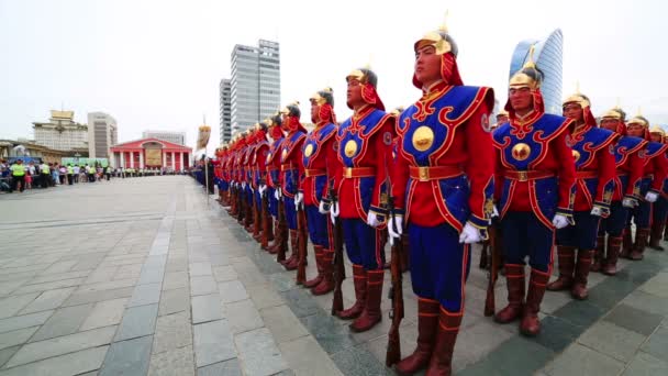 Mongoliska armén på naadam festival — Stockvideo