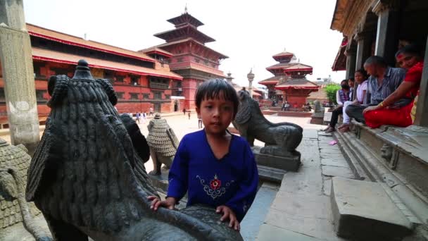 ネパール人の子供パタンデュルバル広場 — ストック動画