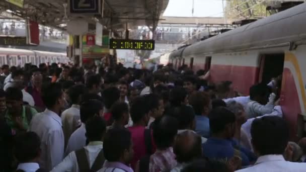 Люди садятся в переполненный поезд — стоковое видео