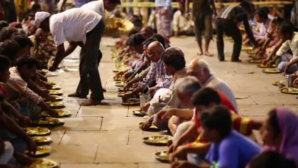 Gente comiendo comida gratis en la calle — Vídeos de Stock