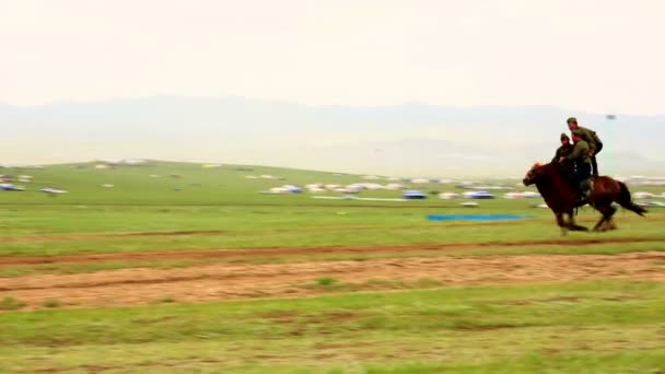 Mongolische Kavallerie beim Naadam-Festival — Stockvideo