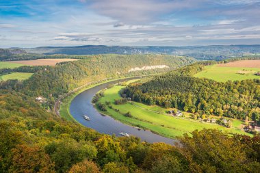 Elbe Nehri 'nin üzerinden Almanya' daki Sakson Kum Taşı Dağları 'na bakın..