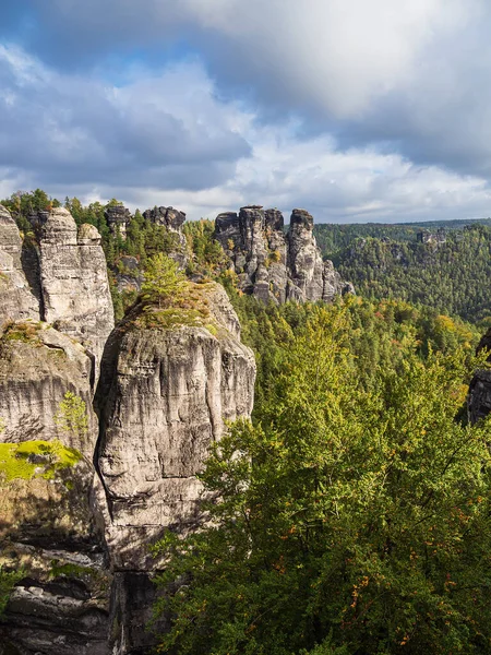 Veduta Rocce Alberi Nelle Montagne Arenaria Sassone Germania — Foto Stock