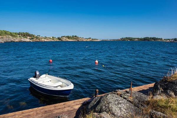 ノルウェーのHamborsundにボートと風景 — ストック写真