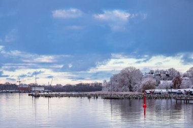 Warnow nehrinin üzerinden Almanya 'nın Rostock şehrine bakın..