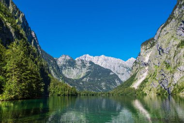 Almanya 'nın Berchtesgaden Alplerinde kaya ve ağaçlarla Koenigssee Gölü.