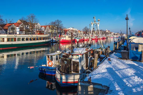 Barcos Pesca Invierno Warnemuende Alemania —  Fotos de Stock