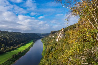Elbe Nehri 'nin üzerinden Almanya' daki Sakson Kum Taşı Dağları 'na bakın..